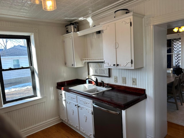 kitchen featuring a sink, an ornate ceiling, dark countertops, wood finished floors, and dishwasher