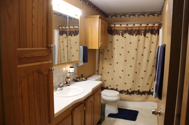 full bath with vanity, toilet, and tasteful backsplash