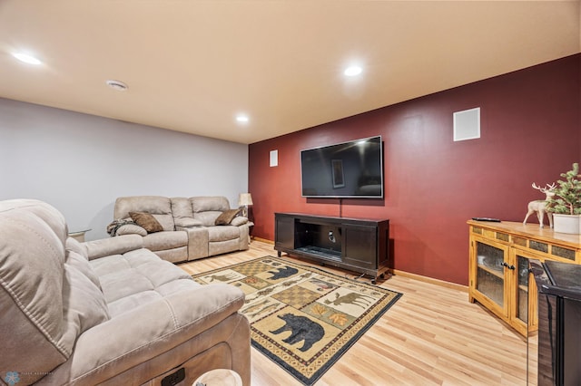 living area featuring recessed lighting, baseboards, and light wood finished floors