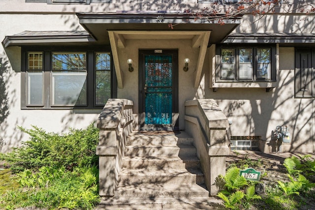 property entrance featuring stucco siding