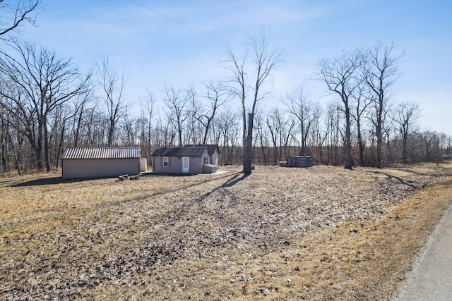 view of yard with an outdoor structure