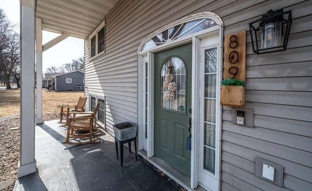 entrance to property featuring a porch