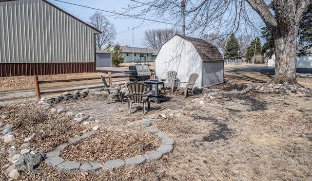 view of yard featuring an outbuilding and a storage shed