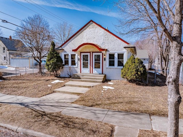 bungalow-style house featuring fence