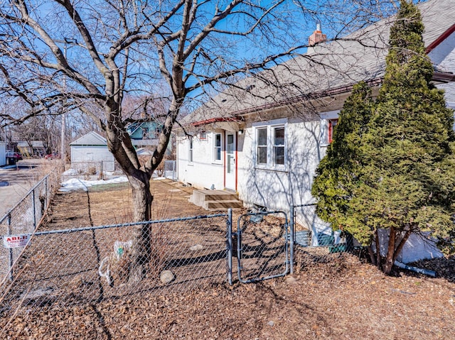 view of front facade featuring a gate and a fenced front yard