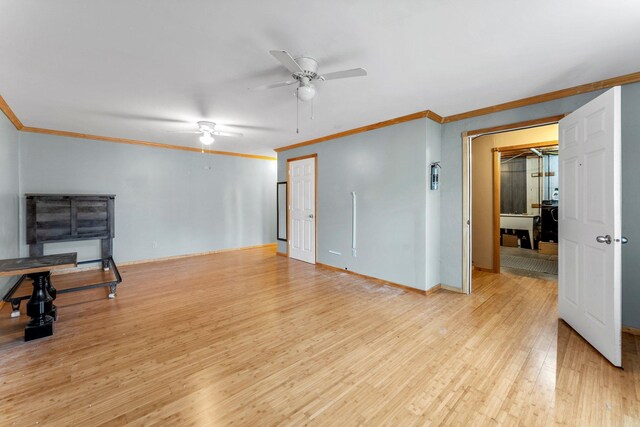 living area featuring light wood-style floors, ornamental molding, and a ceiling fan