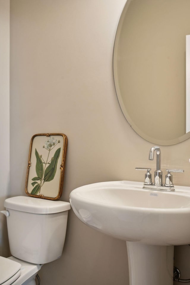 bathroom featuring a sink and toilet