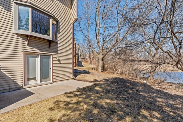 view of yard featuring a patio area