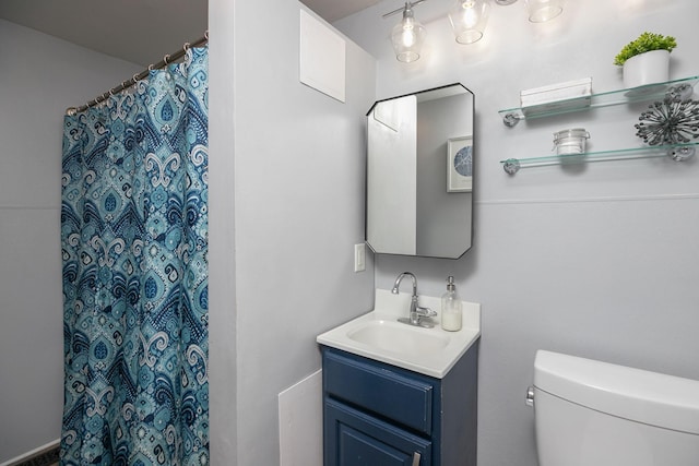 full bathroom featuring curtained shower, toilet, and vanity