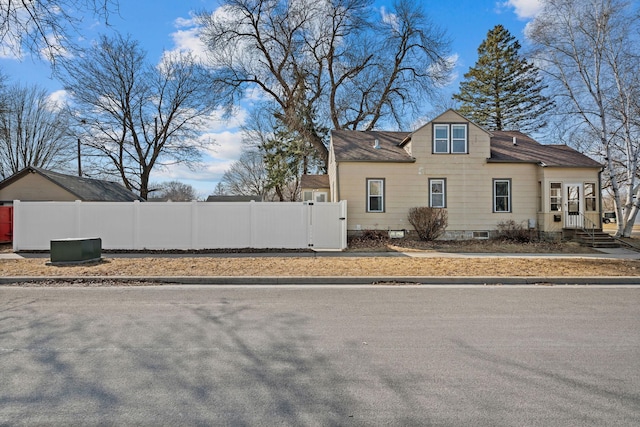 view of front facade with fence