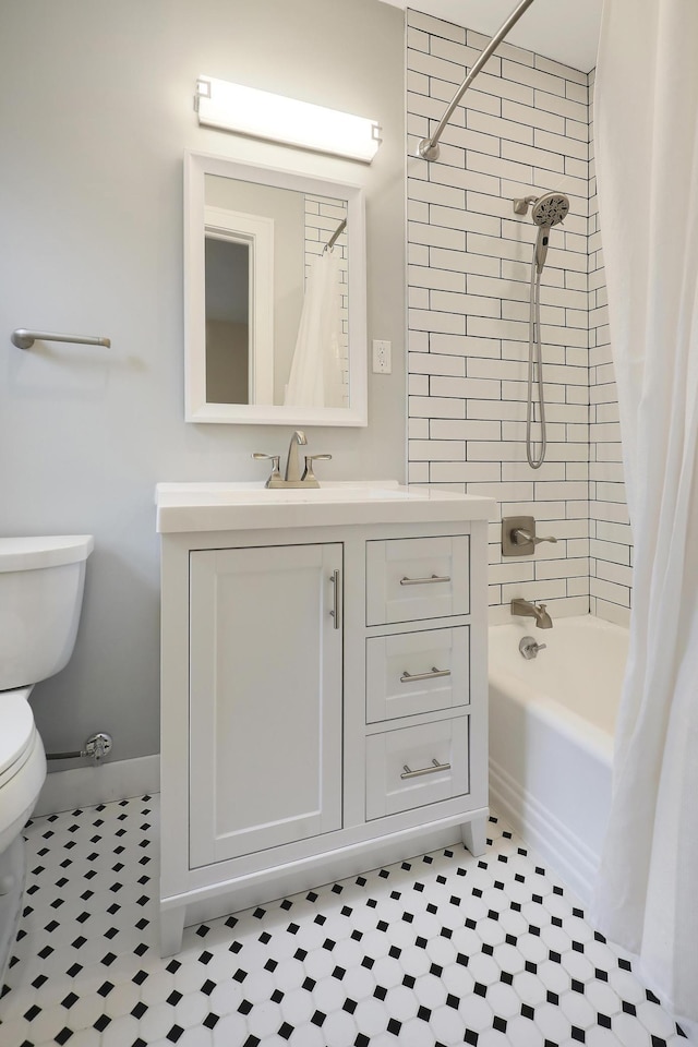 2606 Humboldt Ave S Unit 6, Minneapolis, MN 55408 - bathroom with toilet, vanity, shower / bathtub combination with curtain, and baseboards