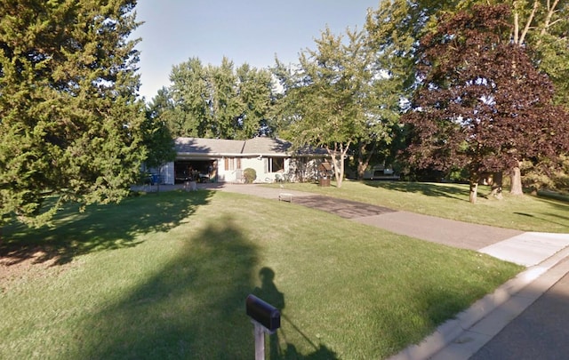 view of front of home featuring a front lawn