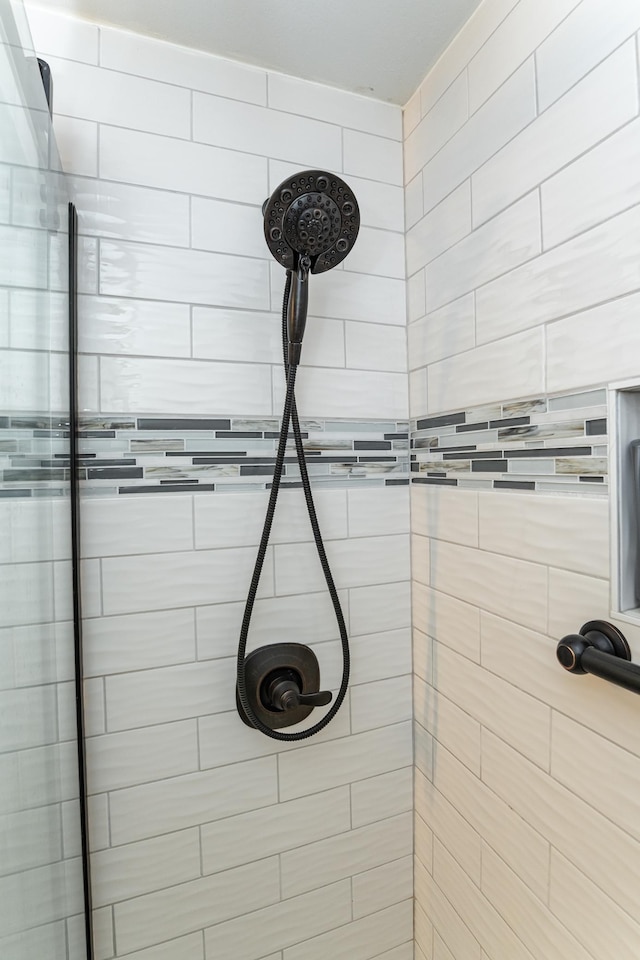 room details featuring a tile shower