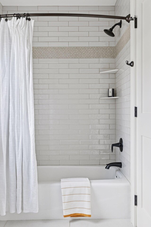38 Mississippi River Blvd N, Saint Paul, MN 55104 - full bath featuring shower / tub combo with curtain