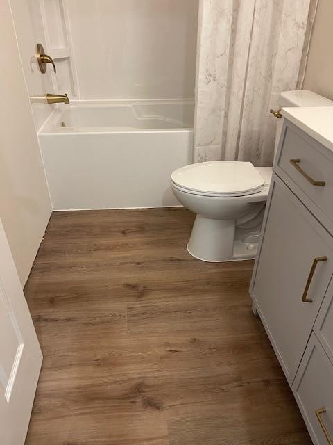 16839 Piper Ln, Brainerd, MN 56401 - bathroom featuring toilet, vanity, shower / bath combo, and wood finished floors