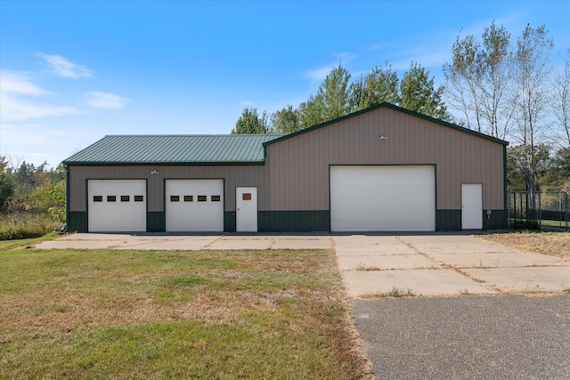 view of detached garage