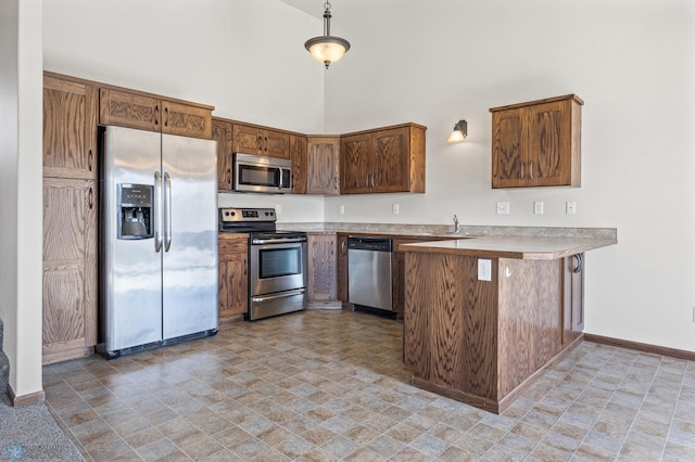 6098 55th Ave S, Fargo, ND 58104 - kitchen with a sink, stainless steel appliances, a peninsula, baseboards, and a towering ceiling