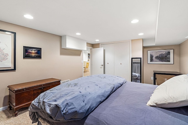 bedroom featuring recessed lighting, visible vents, baseboards, and a closet