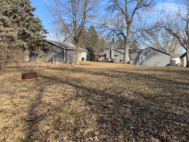 view of yard featuring an outbuilding