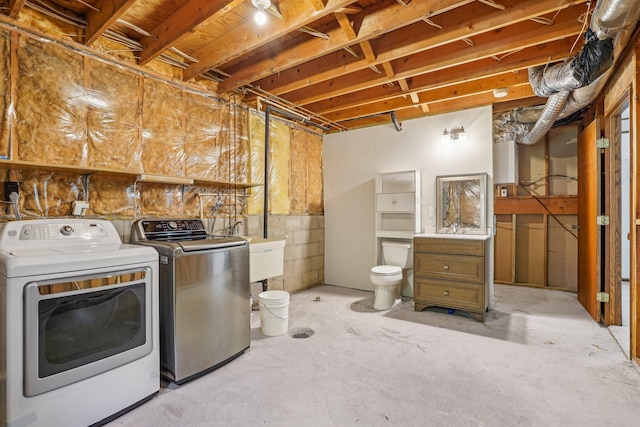 2605 Forest St, Maplewood, MN 55109 - laundry room featuring washer and clothes dryer