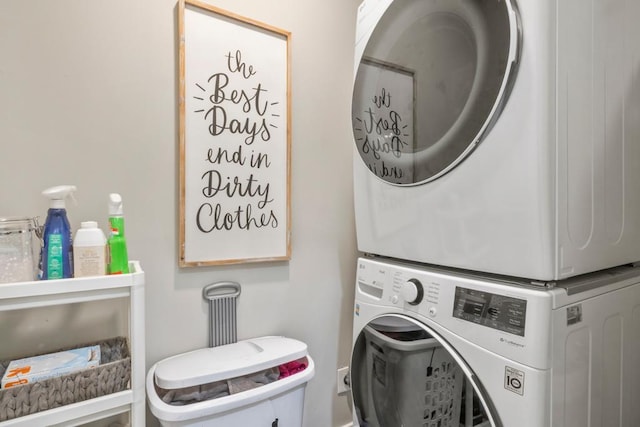 588 Van Buren Ave, Saint Paul, MN 55103 - clothes washing area with stacked washer and clothes dryer