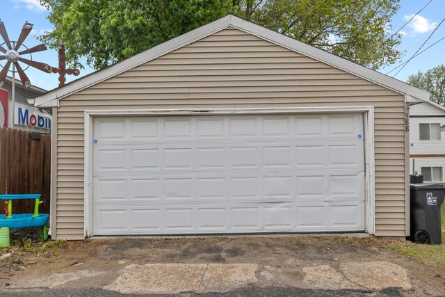 588 Van Buren Ave, Saint Paul, MN 55103 - detached garage featuring fence