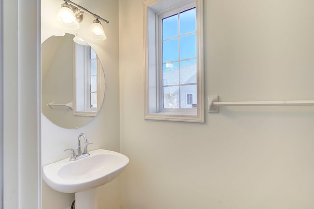 bathroom featuring a sink