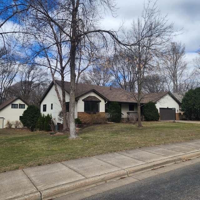 view of front of property featuring a front yard