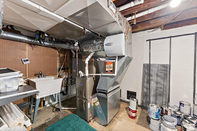 910 Nevada Ave W, Saint Paul, MN 55117 - utilities featuring a sink