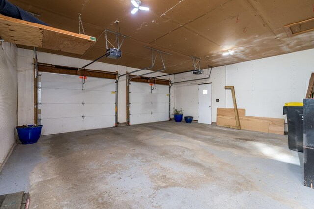 19 Robin Ct, North Mankato, MN 56003 - garage with a garage door opener