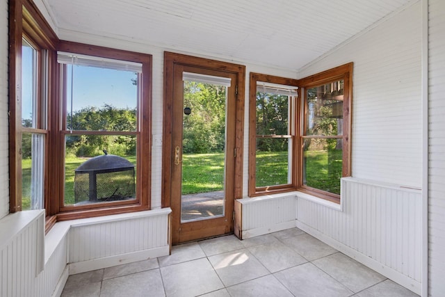 5446 Bartlett Blvd, Mound, MN 55364 - unfurnished sunroom featuring tile patterned floors, plenty of natural light, and vaulted ceiling