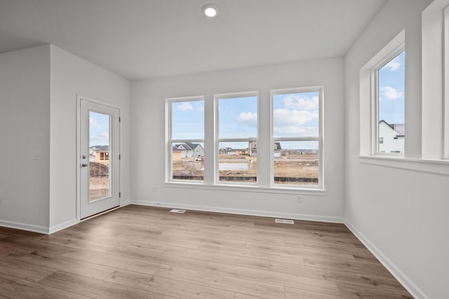 1520 Philipp Way, Shakopee, MN 55379 - unfurnished room featuring healthy amount of natural light, light wood-style flooring, baseboards, and recessed lighting