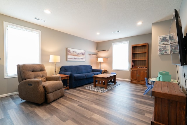 460 14th St NW, New Brighton, MN 55112 - living room featuring wood finished floors, baseboards, and recessed lighting