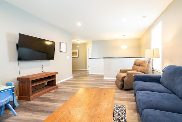 460 14th St NW, New Brighton, MN 55112 - living area featuring light wood finished floors, baseboards, and recessed lighting
