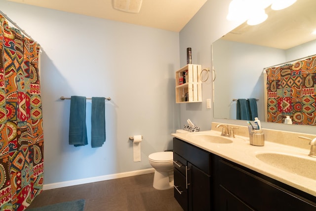 460 14th St NW, New Brighton, MN 55112 - full bath with toilet, baseboards, double vanity, and a shower with curtain