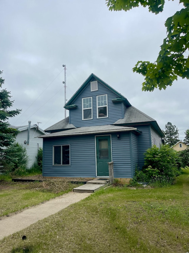 320 8th St SE, Staples, MN 56479 - view of front of property with a front lawn