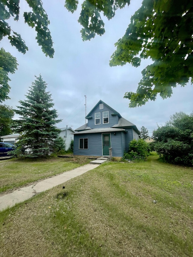320 8th St SE, Staples, MN 56479 - view of front of home with a front lawn