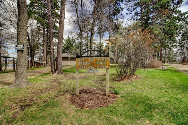 community / neighborhood sign featuring a yard