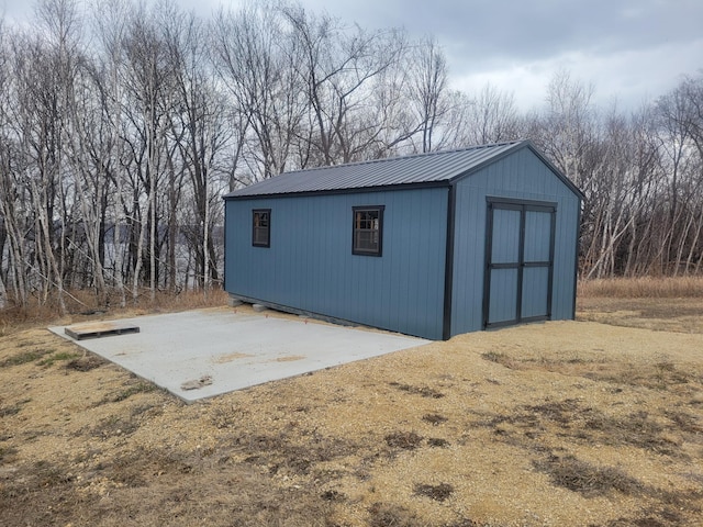 view of outdoor structure featuring an outbuilding