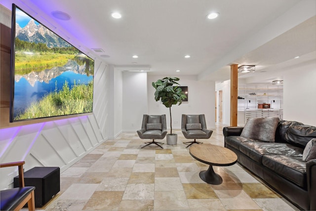 living area with visible vents, recessed lighting, and baseboards