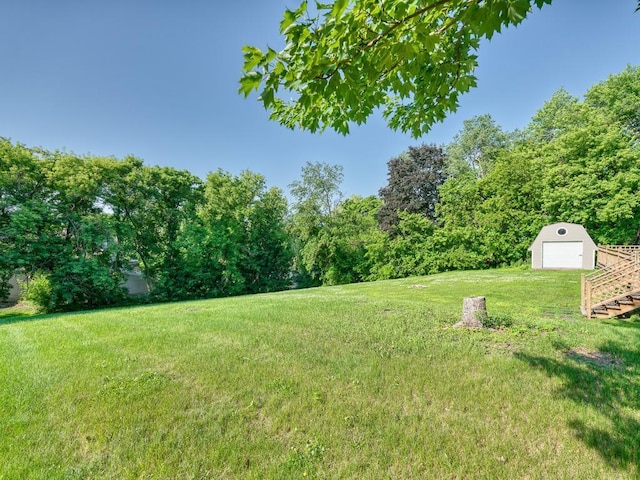 620 Callahan Pl, Mendota Heights, MN 55118 - view of grassy yard with a shed