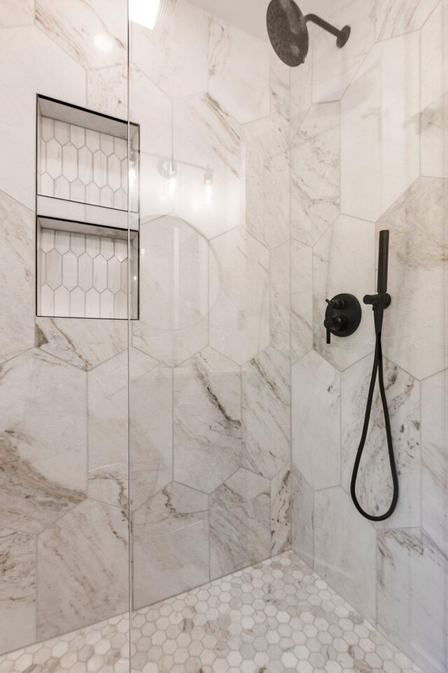 full bathroom featuring a tile shower