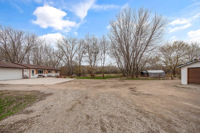 view of yard featuring driveway