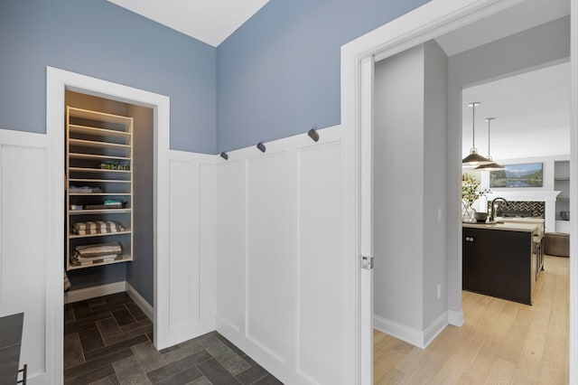9195 Eagle Ridge Rd, Chanhassen, MN 55317 - bathroom featuring vanity