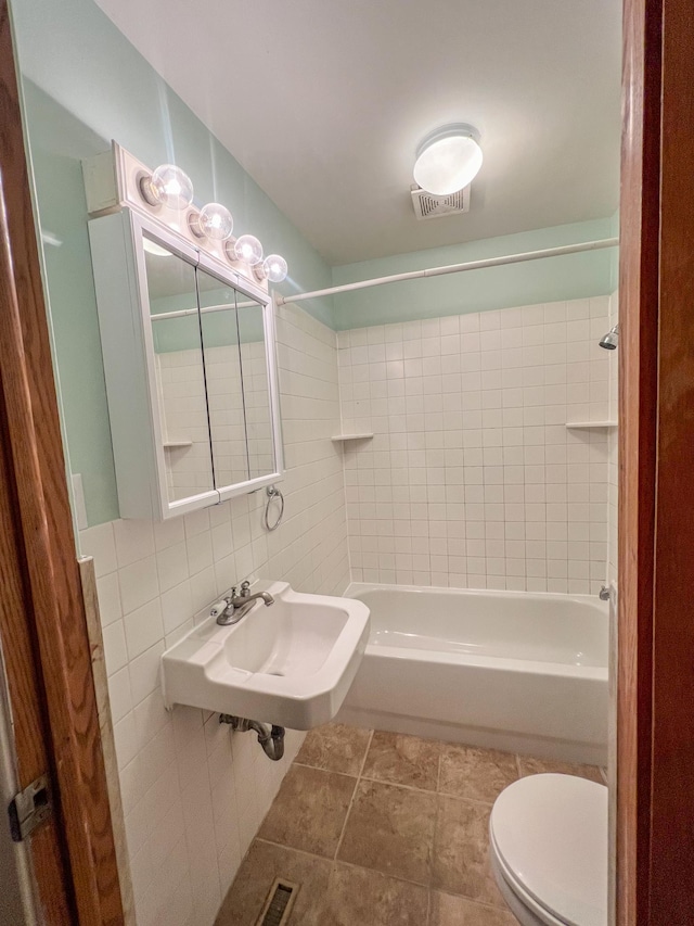 302 Elmwood St, Arlington, MN 55307 - bathroom with a sink, toilet, bathing tub / shower combination, and tile walls