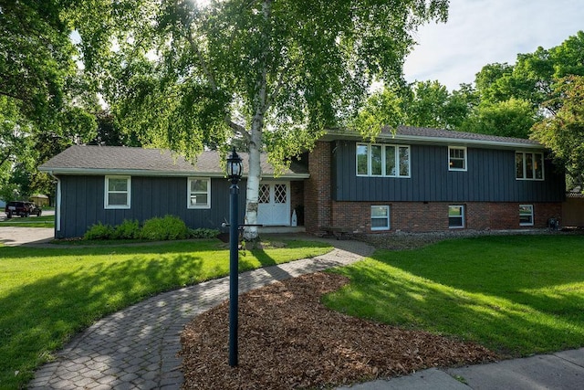 900 13th Ave SW, Willmar, MN 56201 - tri-level home with a front lawn and board and batten siding