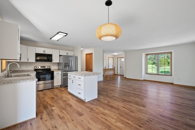 33373 Lakes Trl, Chisago Lake Twp, MN 55045 - kitchen with stainless steel appliances, a sink, a kitchen island, and light countertops