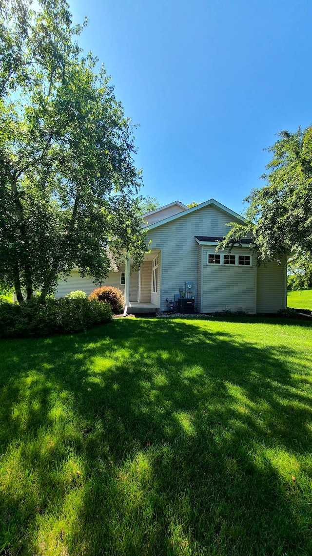 1404 19th Ave NW, Faribault, MN 55021 - rear view of house with a lawn