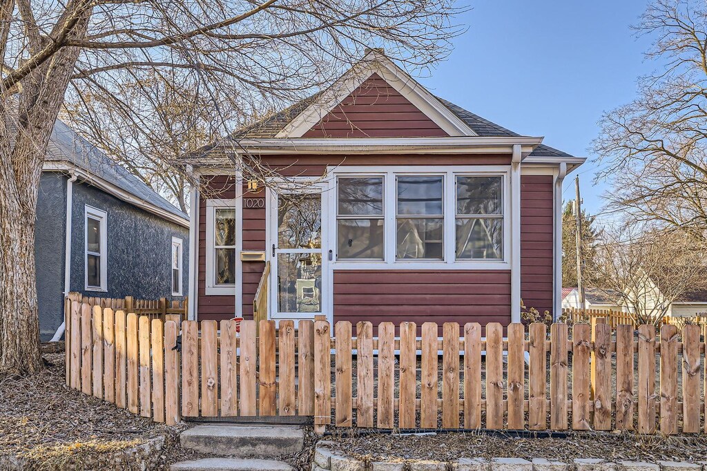 1020 29th Ave NE, Minneapolis, MN 55418 - view of front facade with a fenced front yard