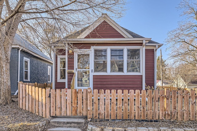 1020 29th Ave NE, Minneapolis, MN 55418 - view of front facade with a fenced front yard